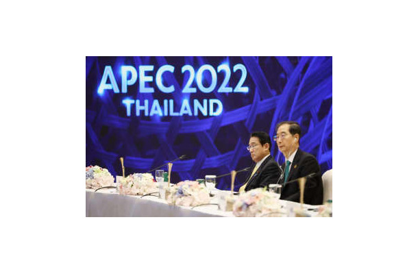 APEC首脳会議で2日目の討議に臨む岸田首相（右から2人目）＝19日、バンコク（代表撮影・共同）