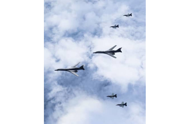 共同訓練をする米軍のB1B戦略爆撃機（中央の2機）と航空自衛隊のF2戦闘機＝19日、九州北西（防衛省統合幕僚監部提供）