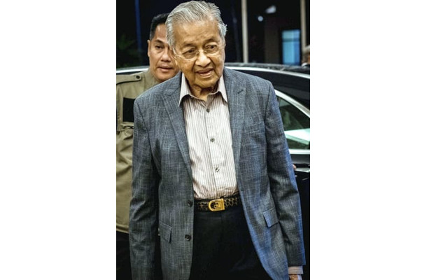 19日、マレーシア・プトラジャヤの事務所に到着したマハティール元首相（共同）