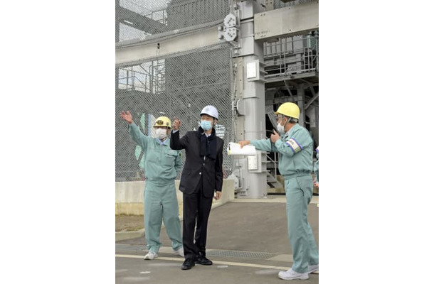 使用済み核燃料の再処理工場を視察する西村経産相（中央）＝20日午前、青森県六ケ所村