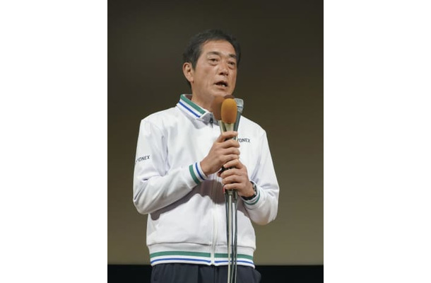 愛媛県知事選で4選を確実にし、支援者らにあいさつする中村時広氏＝20日夜、松山市