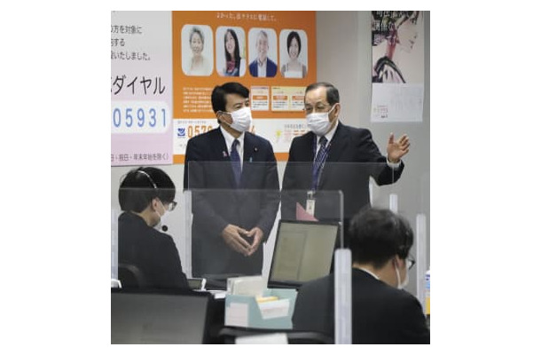 法テラスの相談窓口を視察する斎藤法相（奥左）＝21日午前、東京都内