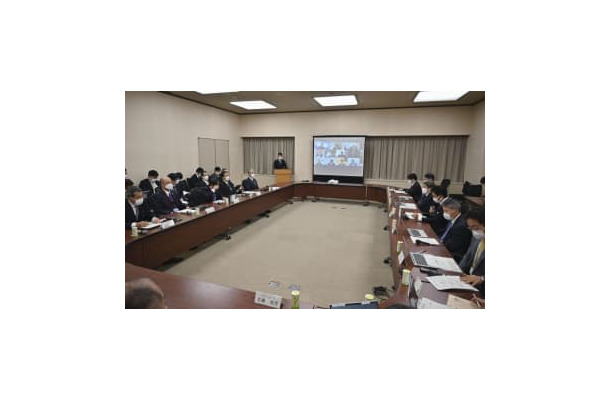 エネルギーの安定供給について協議する経済産業省幹部（右側）と電力・ガス業界の代表者（左側）ら＝21日午前、経産省