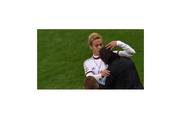 本田圭佑、伝説セードルフと再会！「サッカー界で最も知的で才能ある男」と絶賛される