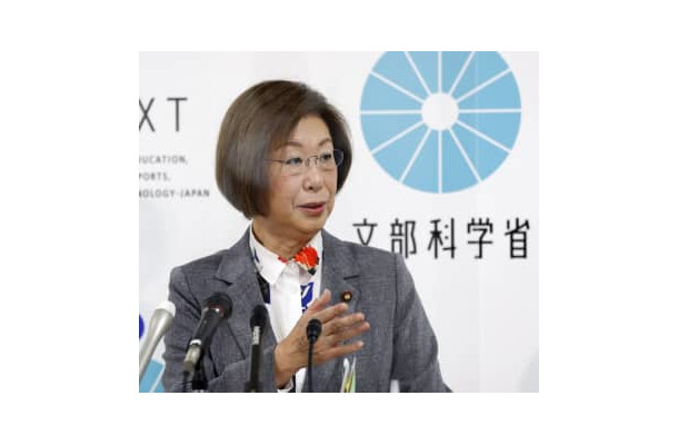 質問権の行使について記者会見する永岡文科相＝22日午前、文科省