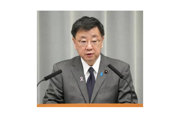 記者会見する松野官房長官＝22日午前、首相官邸