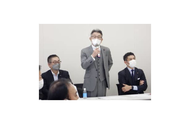 超党派サウナ振興議員連盟の設立総会であいさつする武田元総務相（中央）＝22日午後、国会