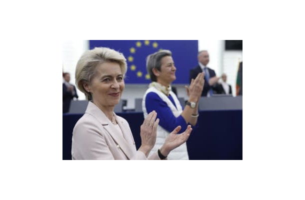 EUのフォンデアライエン欧州委員長（左）＝22日、仏ストラスブール（AP＝共同）