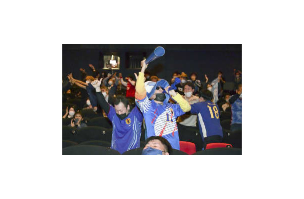 広島県府中町のパブリックビューイングで、日本が同点に追い付き喜ぶサポーター＝23日深夜