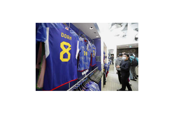 「サッカーショップKAMO　原宿店」で販売されている日本代表のユニホーム＝24日午後、東京都渋谷区