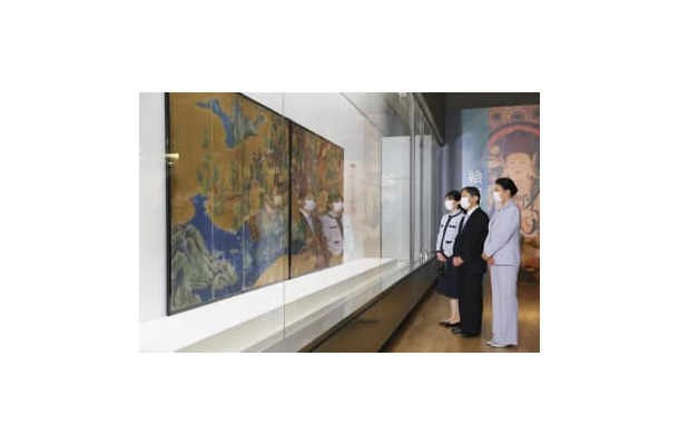 東京・上野の東京国立博物館で、特別展「国宝　東京国立博物館のすべて」を鑑賞される天皇、皇后両陛下と愛子さま＝24日午後（代表撮影）
