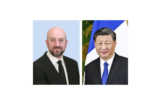 EUのミシェル大統領（左）、中国の習近平国家主席（新華社＝共同）　