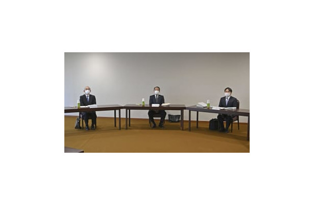 記録保存について検証する有識者委員会の初会合に臨む（左から）高橋滋法政大教授、梶木寿弁護士、神田安積弁護士＝25日午前、最高裁（代表撮影）