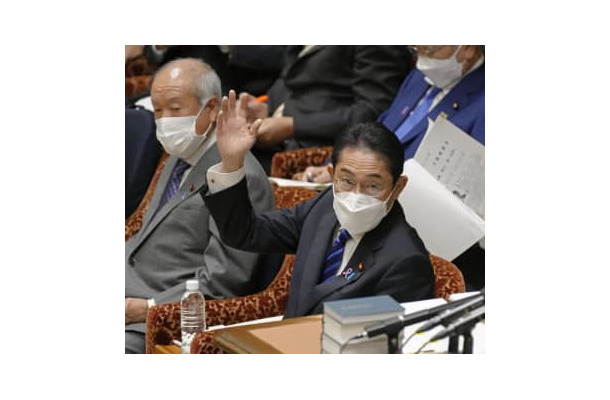 衆院予算委で答弁のため挙手する岸田首相＝25日午前