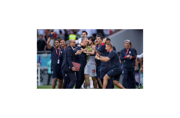 W杯歴史的勝利！イラン代表アズムン、なんと監督の首を絞める…いいシーンだった