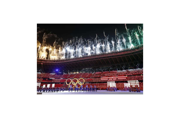 東京五輪開会式のアトラクションに登場した五輪マークと打ち上げられた花火＝2021年7月、国立競技場