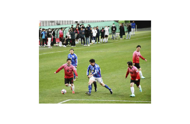 26日、ソウルで開かれた日本と韓国の超党派国会議員によるサッカーの親善試合（共同）