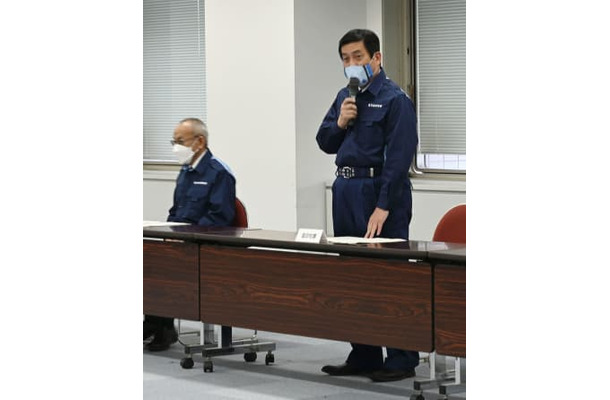 鹿児島県庁で開かれた鳥インフルエンザの対策本部会議で発言する塩田康一知事（右）＝17日午後