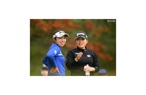 女王・山下美夢有（左）が最終戦も優勝と偉業達成で締めくくるのか（撮影：佐々木啓)