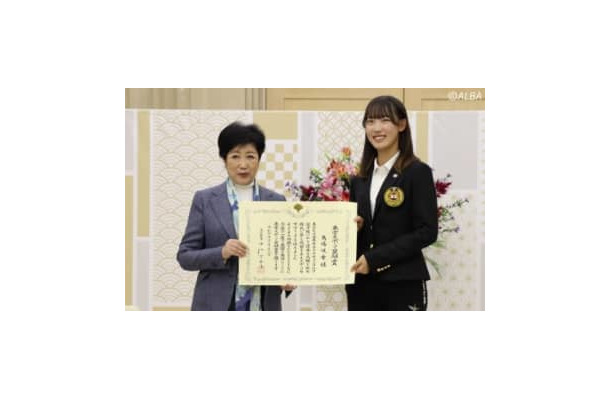 小池都知事から馬場咲希へ　『東京スポーツ奨励賞』が贈呈された（撮影：ALBA)