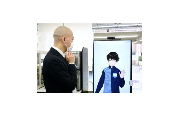 近未来型の「グリーンローソン」で、カメラの前に立つ男性と対話するアバター（奥）＝28日、東京都豊島区