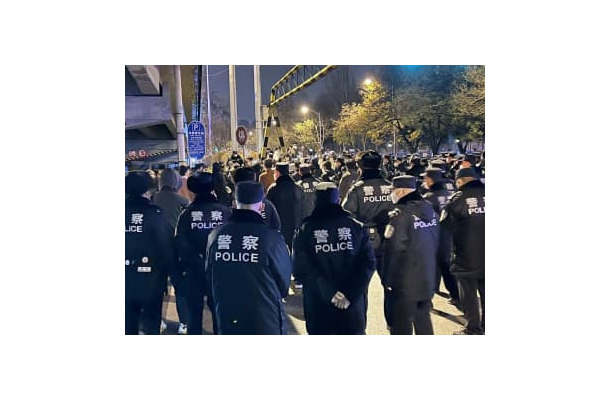 北京市中心部で中国の厳格な新型コロナ対策に抗議する市民を警戒する大量の警官ら＝28日未明（共同）