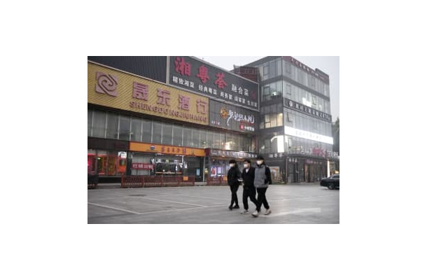 新型コロナ対策で店内飲食を取りやめ、人けが少ない飲食店街＝24日、北京（共同）