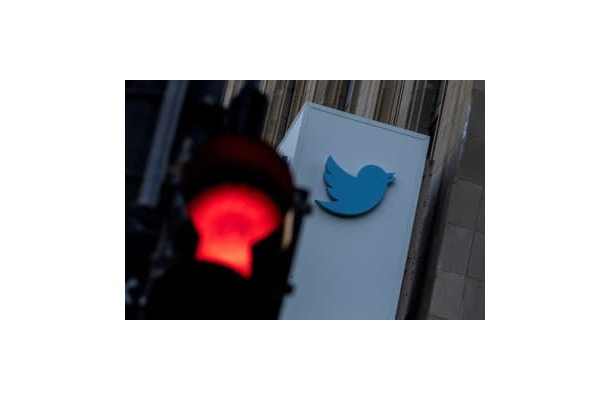 ツイッター本社に掲げられた同社のロゴ＝18日、米サンフランシスコ（ロイター＝共同）