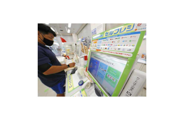 東京都内のコンビニで、キャッシュレス決済が可能なセルフレジを利用する買い物客＝2020年9月