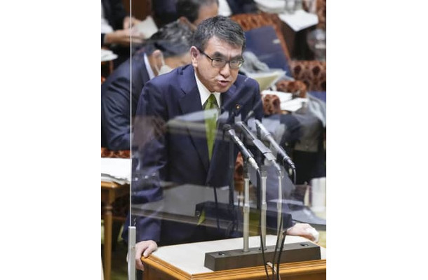 参院予算委で答弁する河野消費者相＝30日午前