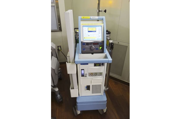 人工心肺装置「ECMO（エクモ）」の本体（日本臨床工学技士会提供）