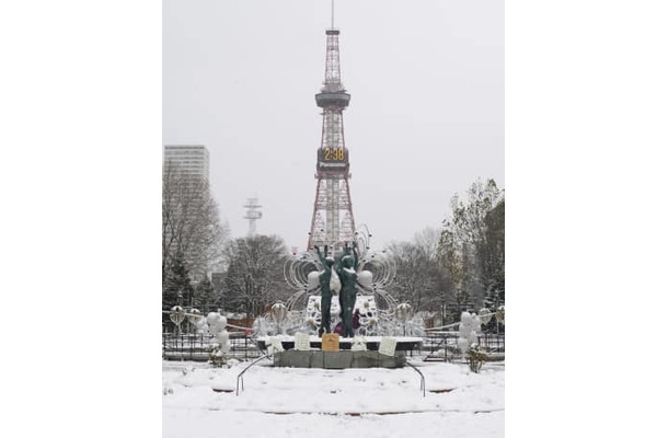 雪が積もった札幌市中心部＝1日午後