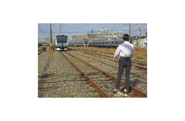 電車の運転席に取り付けたカメラで、線路上の障害物のマネキンを検知するシステムの試験＝2日午前、埼玉県川口市