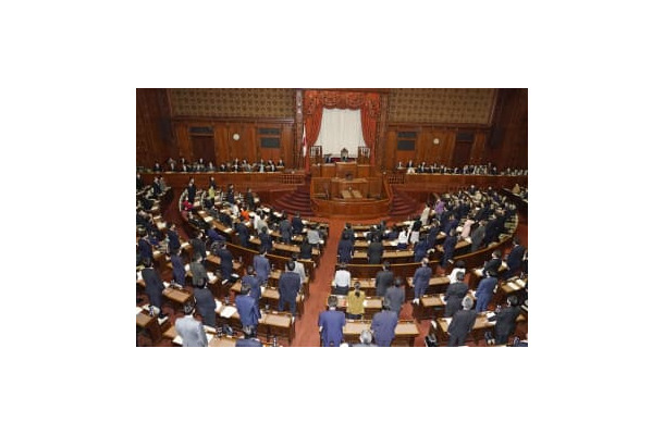 2022年度第2次補正予算を可決、成立させた参院本会議＝2日午後
