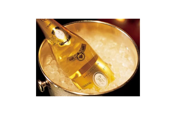 近年、日本市場に入る数が減って価格も高騰している「ルイ・ロデレール クリスタル」。その稀少なシャンパンを好きなだけ、オシェトラ キャビアとともにいただけるフリーフローが12月31日限定で提供される
