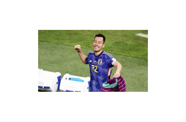 「君は誇りだ、日本おめでとう」 W杯日本代表の吉田麻也、世界的監督がハグで祝福！
