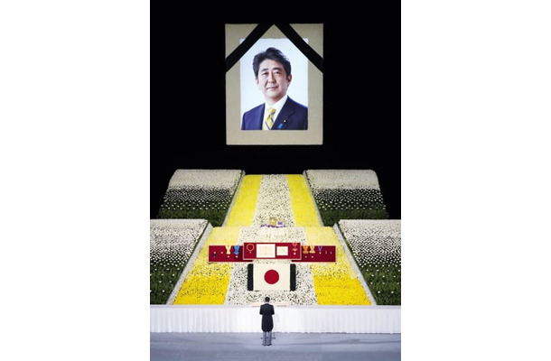 9月、日本武道館で行われた安倍元首相の国葬。下は追悼の辞を述べる岸田首相＝東京都千代田区