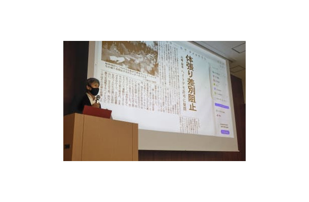 差別禁止条例の制定を求めている団体などが広島市で開いた集会。左は石橋学氏＝4日午後