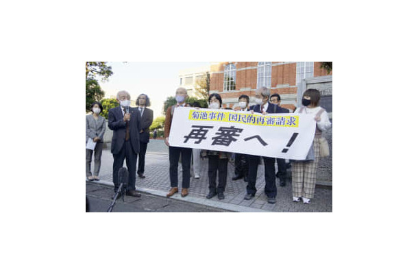 「菊池事件」の審理やり直しを求め、熊本地裁前で集会を開く弁護士ら＝2020年11月、熊本市
