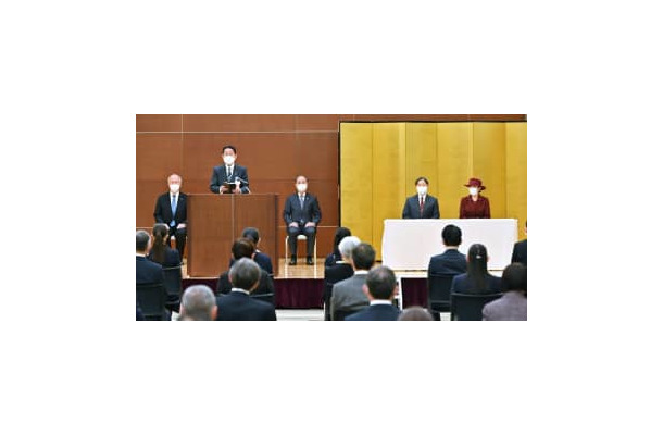 障害者支援に尽力した功労者らの表彰式に出席された天皇、皇后両陛下。左から2人目はあいさつする岸田首相＝5日午後、東京都江東区（代表撮影）