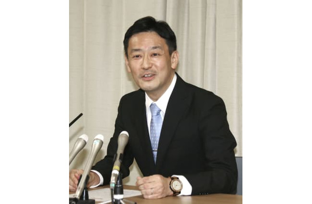 記者会見で奈良県知事選への出馬を表明する元総務省財務調査課長の平木省氏＝5日午後、奈良市