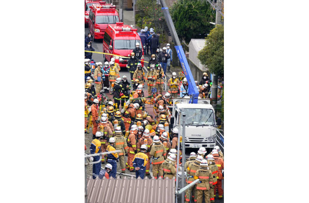 消防隊員らが集まり騒然とする、爆発があった工事現場周辺＝6日午後1時8分、東京都江戸川区