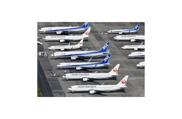 羽田空港の駐機場に並ぶ全日空機と日航機
