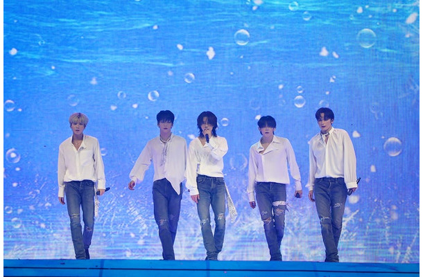 TOMORROW X TOGETHERテヒョン、スビン、ボムギュ、ヨンジュン、ヒュニンカイ（C）Weverse Con Festival