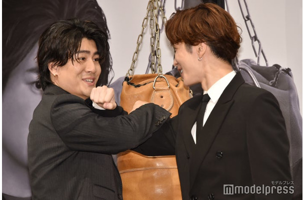 顔がグッと近づき、照れながら腕を組む森本慎太郎、渡辺翔太（C）モデルプレス