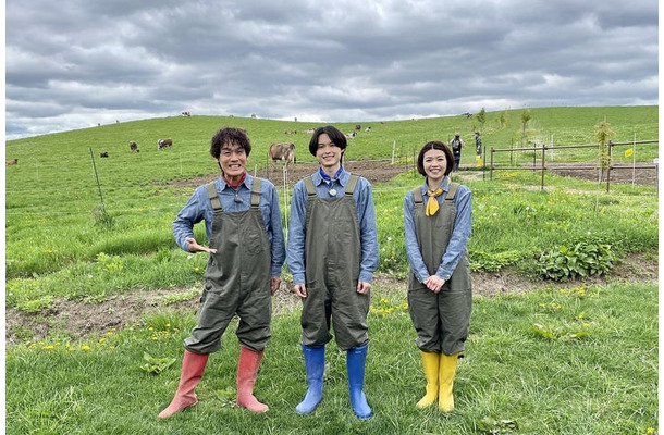 森崎博之、松村北斗、森結有花アナウンサー（C）HBCテレビ