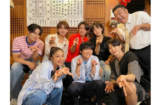 （後列左から）MINGYU（ミンギュ）、JOSHUA（ジョシュア）、相葉雅紀、JEONGHAN（ジョンハン）、山崎弘也（前列左から）池田美優、風間俊介、HOSHI（ホシ）（C）フジテレビ