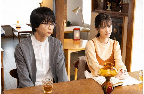 鈴木仁、山下美月「さらば、佳き日」第5話より（C）「さらば、佳き日」製作委員会