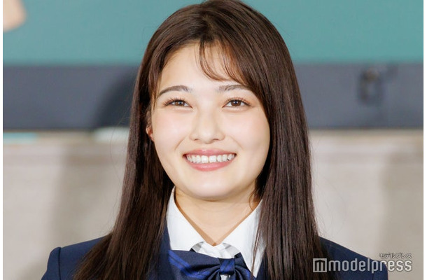 特別授業「眉毛ホームルーム」を行った井上咲楽（C）モデルプレス