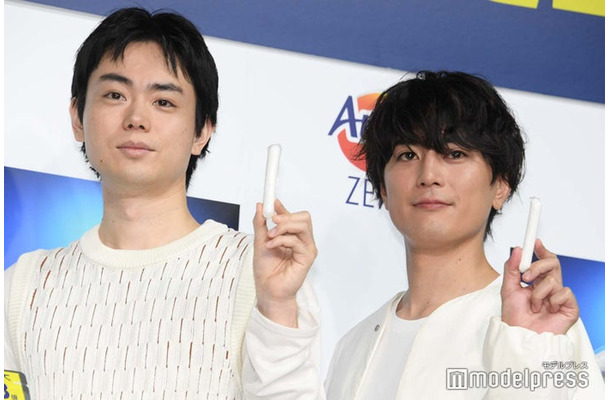 新商品発表会に登壇した菅田将暉、間宮祥太朗（C）モデルプレス